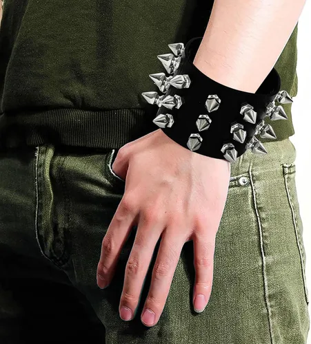 Vista 5 de Gvhntk Pulsera de cuero con tachuelas de clavos, gargantillas góticas de metal punk, brazalete negro para mujeres y hombres