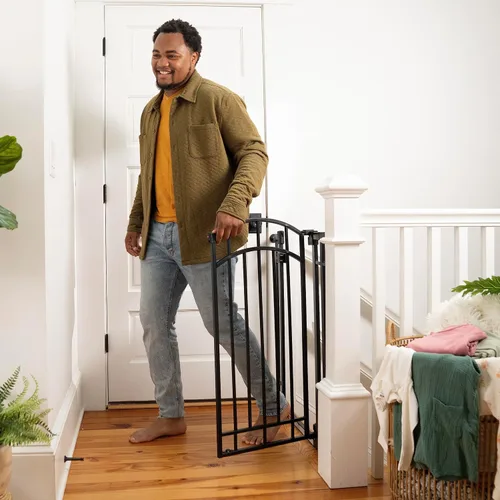 Vista 10 de Ingenuity Puerta decorativa multiusos extra alta con paso para bebé, se adapta a aberturas de 28.5 a 48 pulgadas (paquete de 1), metal negro