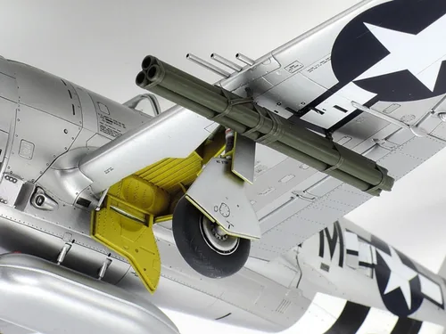 Vista 4 de Tamiya 61090 1/48 P-47D Thunderbolt Bubbletop Plastic Model Airplane Kit