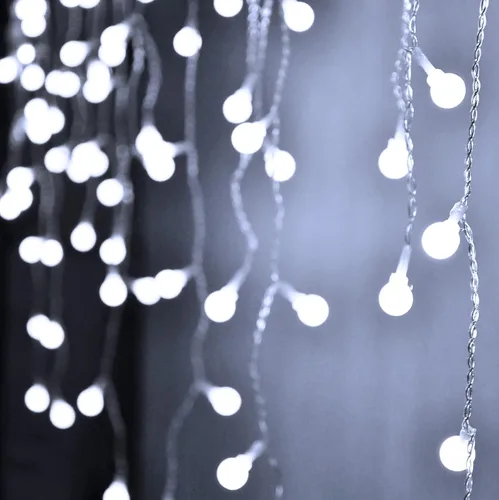 Vista 5 de YOLIGHT Luces de hadas para cortina, luz de bola de icículo alimentada por USB/batería, 13 pies 96 luces LED de globo colgantes para dormitorio