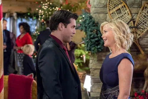Vista 3 de Hallmark Holiday Collection Double Feature Christmas Next Door & Christmas At Holly Lodge