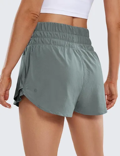 Vista 2 de CRZ YOGA Pantalones cortos atléticos de cintura alta para mujer, falda con volantes, forro frontal, pantalones cortos de entrenamiento para correr