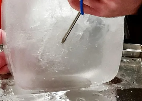 Vista 8 de Ice Pick - Estaca de acero inoxidable con cubierta protectora sin BPA. Agarre de plástico y abridor de botellas. (canario)