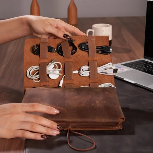 Vista 5 de HARDISTON Organizador de cables electrónicos de cuero genuino personalizado, organizador de cables de viaje hecho a mano, estuche organizador