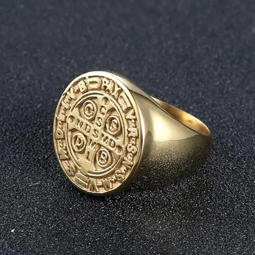 Vista 2 de pickyegg.com Anillo de medalla de exorcismo católico de San Benito, protección de demonios de acero inoxidable y oro