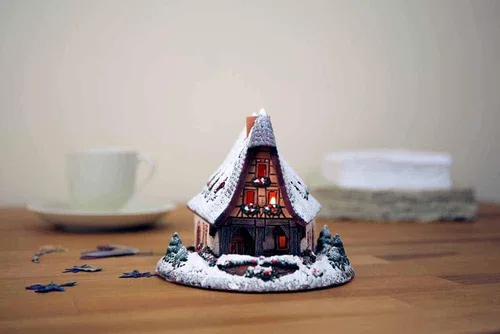 Vista 2 de Colección de casas de pueblo navideño de cerámica – Miniatura hecha a mano de Smithery in Rothenburg, Alemania – Edición de invierno – Portavelas
