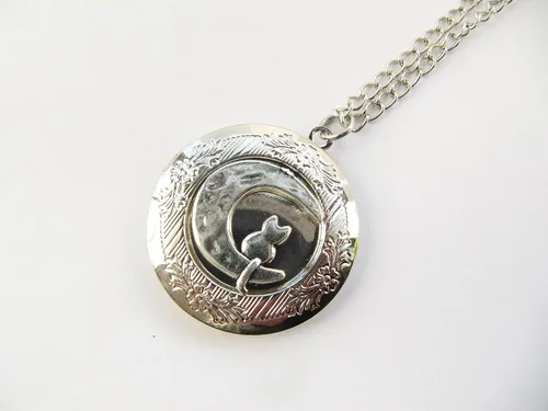 Vista 2 de Collar con medallón de gato y luna dije de luna y gato medallón de gato regalo para amantes de los gatos medallón de luna gato sentado en la luna