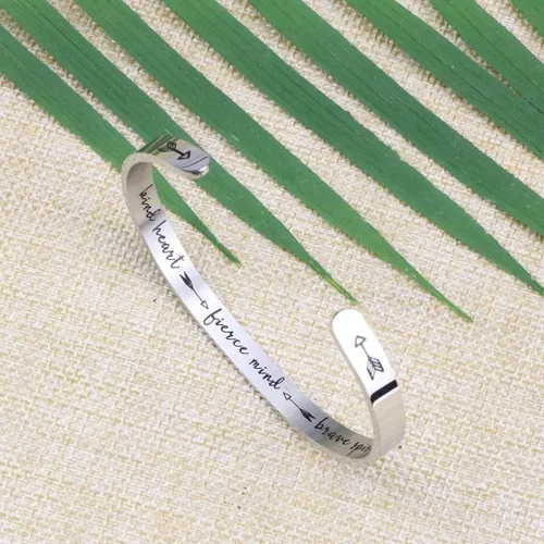 Vista 4 de JoycuFF Pulseras de acero inoxidable para mujer, con frase inspiradoramantra (en inglés) oculta, un regalo para mostrarle tu apoyo a tus amigas