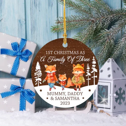 Vista 3 de Adorno personalizado de Our Christmas As A Family of Three 2025 – Primera Navidad como familia de 3 zorros – Regalos para padres recién nacidos
