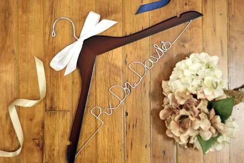 Vista 2 de Percha de médico, graduación de la escuela de medicina, regalo de nuevo médico, regalo de doctorado, primera bata blanca, ceremonia de bata blanca