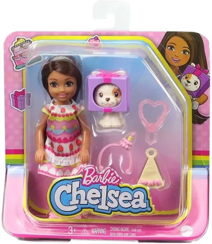 Vista 6 de Muñeca de vestir Barbie Club Chelsea (6 pulgadas y morena) con disfraz de pastel, mascota y accesorios, para niños de 3 a 7 años