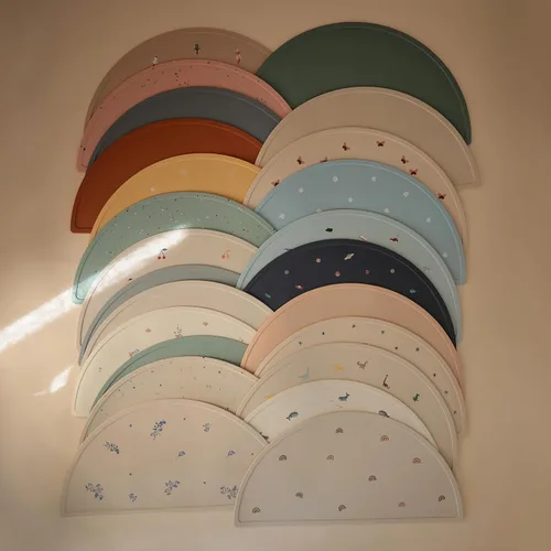 Vista 8 de mushie Mantel individual de silicona para niños, diseño antideslizante sin BPA (margarita negra)