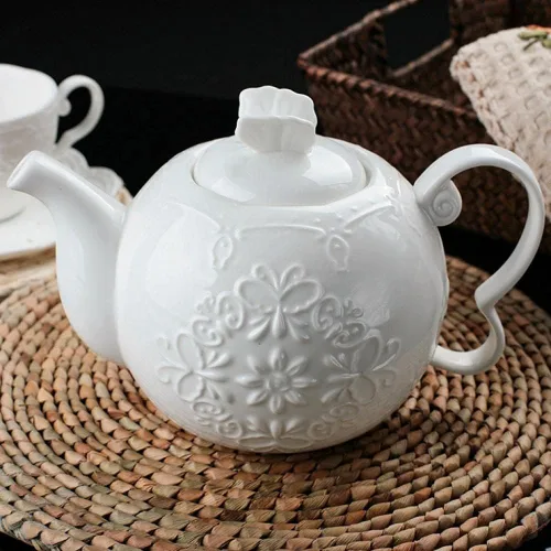 Vista 3 de Sizikato Tetera de porcelana blanca con tapa, cafetera de 30 onzas, flor y mariposa en relieve