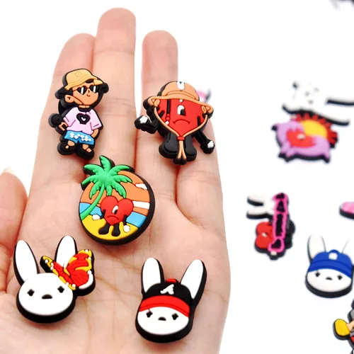 Vista 3 de SHINQEAR Dijes de zapatos de dibujos animados para decoración de zapatos, sandalias, pulsera de zapatos, pulseras, accesorios para hombres
