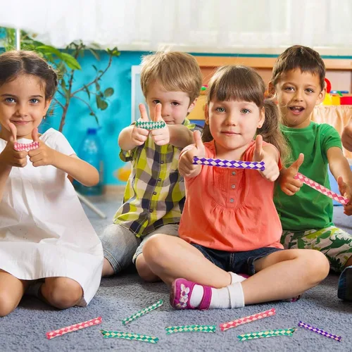 Vista 5 de Syhood 12 trampas chinas para dedos de bambú para niños y adultos, juguete para masticar pájaros, picador de forrajería, juguetes divertidos