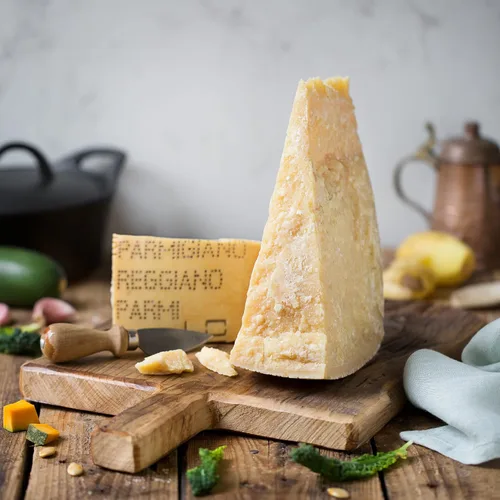 Vista 7 de Trío de degustación de Parmigiano Reggiano DOP de 18, 24, 36 meses 3x2.2 lb - 1 por envejecimiento - (3x1kg) - El único parmesano - EMILIA FOOD LOVE