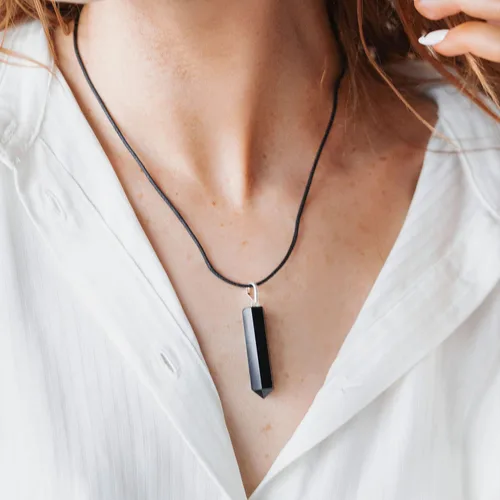 Vista 5 de Ayana Wellness Collar con colgante de cristal, hecho a mano con collar curativo de cristal de origen ético, joyería auténtica para hombres