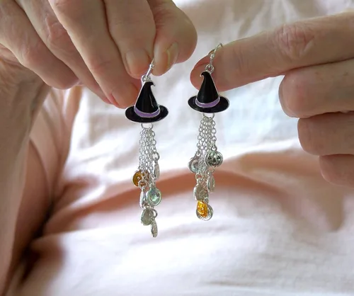 Vista 4 de Della's Designs Pendientes colgantes de sombrero de bruja de Halloween con calabazas colgantes, Zinc Zinc Joyeros Epoxi, No es una piedra preciosa