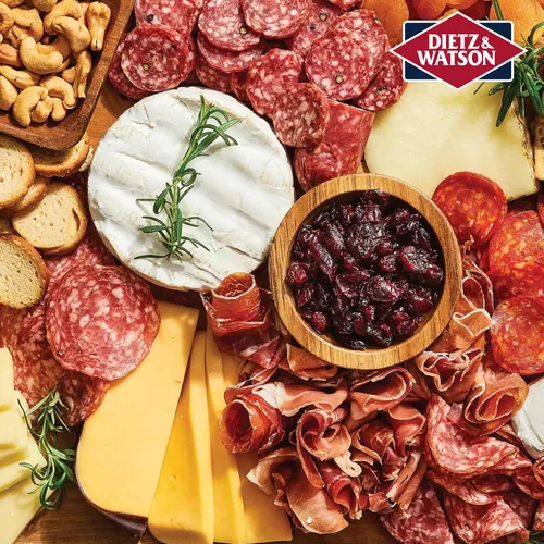 Vista 2 de Dietz & Watson Cuña de queso cheddar de tocino y rábano picante, 7.6 oz