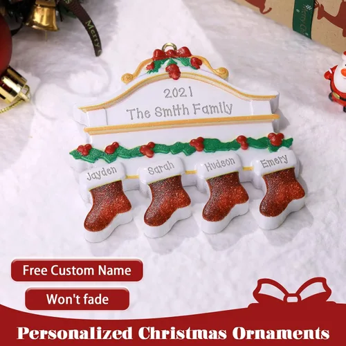 Vista 3 de Adornos de Navidad 2024, adornos de Navidad personalizados con nombre grabado, adorno de calcetín de Navidad para decoración de árbol (4 nombres)