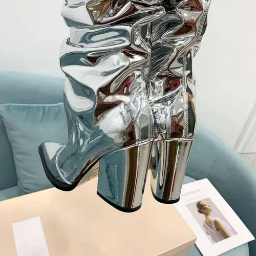 Vista 3 de Vertundy Botas altas hasta la rodilla metálicas con punta puntiaguda para mujer, botas altas de tacón alto de charol plisadas, botas largas plisadas