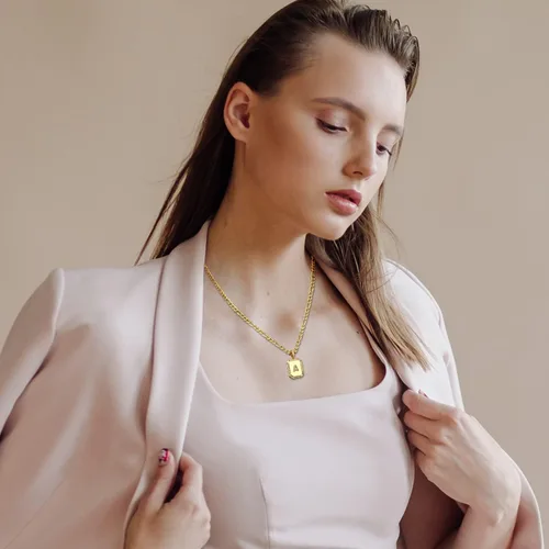 Vista 2 de Collares con inicial de oro para mujer, collar con letras para mujeres y niñas, collar rectangular con monograma de letras, chapado en oro de 18