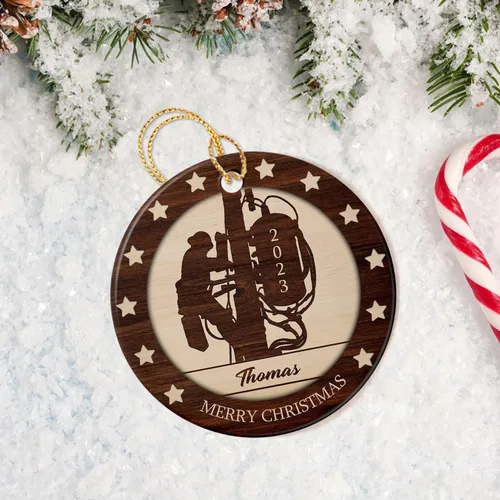 Vista 3 de Adorno de liniero de cerámica personalizado para Navidad 2025 – El favorito de Santa, primera Navidad como electricista, nombre personalizado