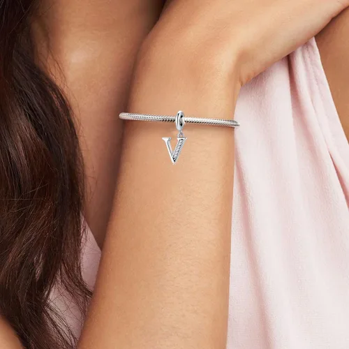 Vista 2 de BETTY&SARAH Dijes de plata de ley 925 con letras para pulseras y collares, dije con inicial del alfabeto, regalo de joyería para mujer