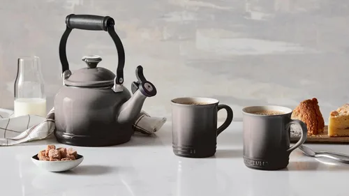 Vista 6 de Le Creuset - Tetera Demi esmaltada en acero, 1.25 cuartos de galón, Artichaut