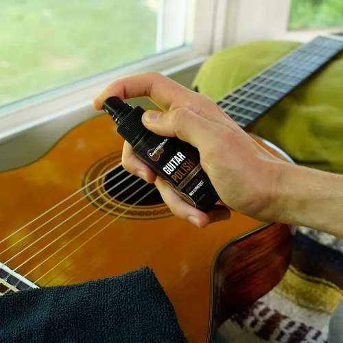 Vista 3 de Kit de Limpieza y Pulido para Guitarra, Limpiador de Cuerdas, Enrollador y Aceite para Diapasón HECHO EN EE.UU. Aceite y Limpiador para Guitarra