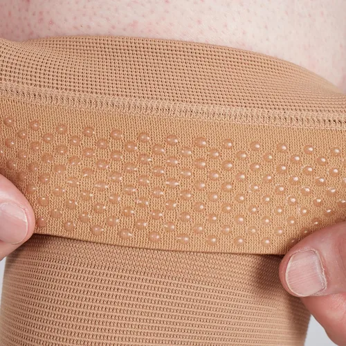 Vista 2 de medi Manga de compresión de soporte de rodilla de punto sin costuras con banda beige XS Seamless knit knee sleeve with silicone top band, two-way