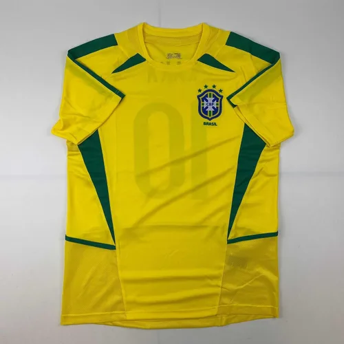 Vista 4 de Camiseta de fútbol autografiada/firmada de Ricardo Kaká, Brasil, amarilla con Certificado de Autenticidad de Beckett BAS