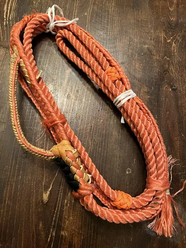 Vista 3 de Cuerda de becerro de poliéster rojo - 9x7 mano derecha 5/8" x 5/8" suave - EPT Bull Ropes Riding Rope 10