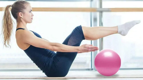 Vista 4 de Pelota de pilates pequeña de 9 pulgadas con pipeta inflable para estabilidad, barra de pilates, yoga, entrenamiento central y terapia física