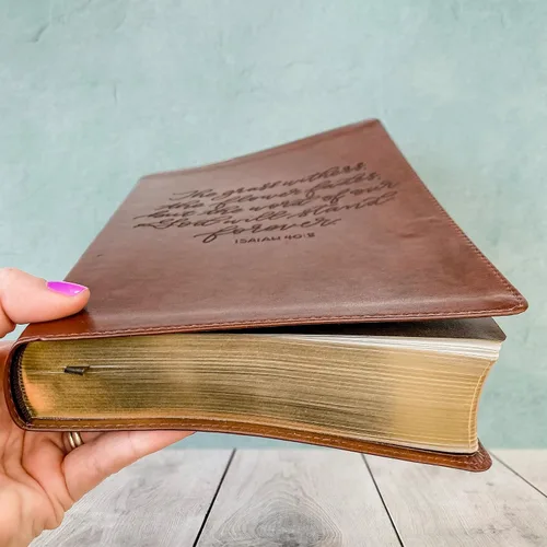 Vista 3 de JOY CREATIVE Biblia de letras rojas de margen ancho ESV Personalizado con nombre El diseño personalizado está escrito a mano y grabado
