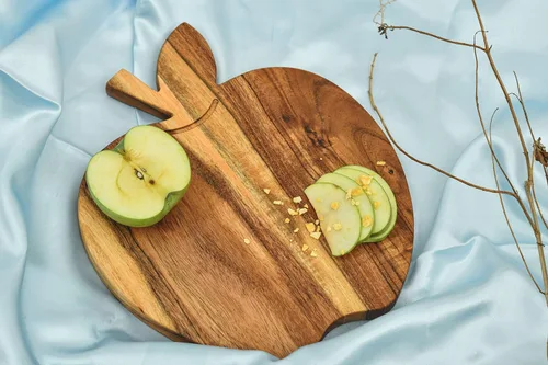 Vista 2 de Treen Art Tabla de cortar de madera con forma de manzana decorativa para cocina, tabla de charcutería de madera de 11 pulgadas de largo x 9 pulgadas