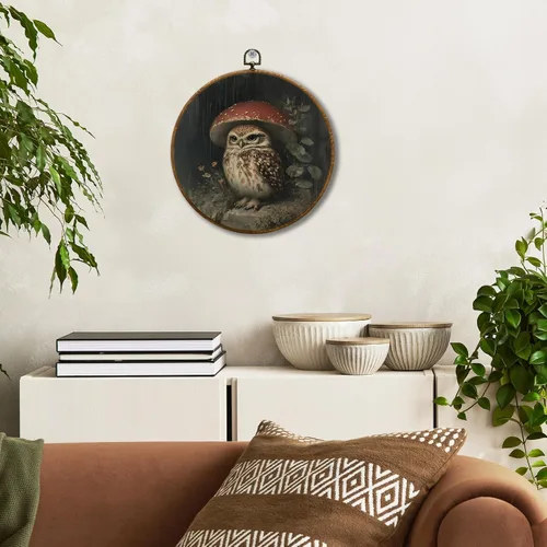 Vista 4 de JUIOEIU Decoración de pared redonda de búho de hongo con núcleo de cabaña, impresiones en lienzo enmarcadas con diseño de búho lluvioso oscuro