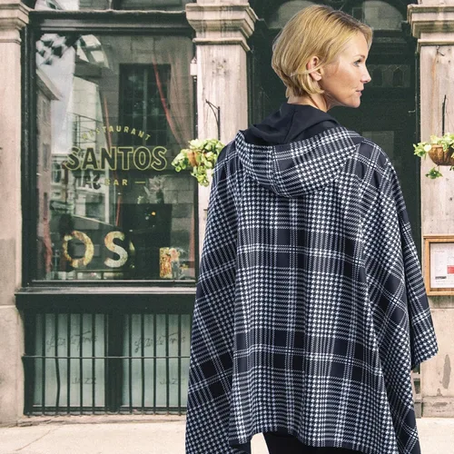 Vista 4 de RainCaper Capa de lluvia para mujer, chaqueta tipo poncho con capucha, reversible, hermosa, ultra suave