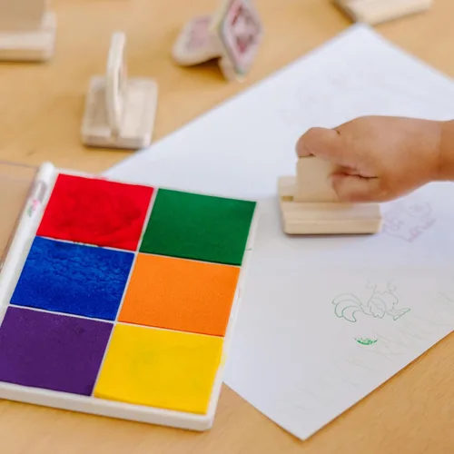 Vista 5 de Almohadilla con tinta de 6 colores para sellos, Melissa & Doug, Arcoíris estampado de 6