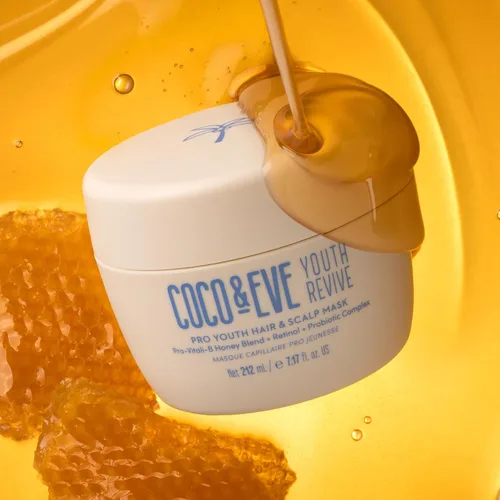 Vista 2 de Coco & Eve Máscara Pro Youth Hair & Scalp. Antienvejecimiento, fuerza, brillo, volumen. Regula la caspa. Con miel, retinol para un cabello hidratado