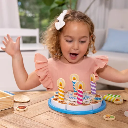 Vista 2 de Melissa & Doug, pastel de fiesta de cumpleaños, juego con alimentos, mezclar y combinar, decoraciones para pastel y 7 velas