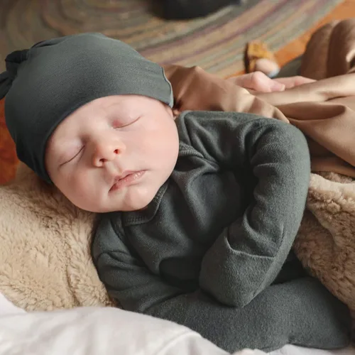 Vista 6 de Paquete de 2 vestidos anudados para bebé recién nacido, súper suave, sedoso, manga larga, para dormir con sombrero o diadema (paquete de 2)