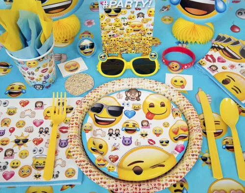 Vista 2 de Vaso de plástico con diseño de caca Emoji de 16 onzas, Cubierta de mesa, Multi