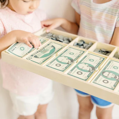 Vista 7 de Melissa & Doug - Juego de dinero educativo con billetes de papel y monedas de plástico (50 de cada denominación) y cajón de efectivo de madera