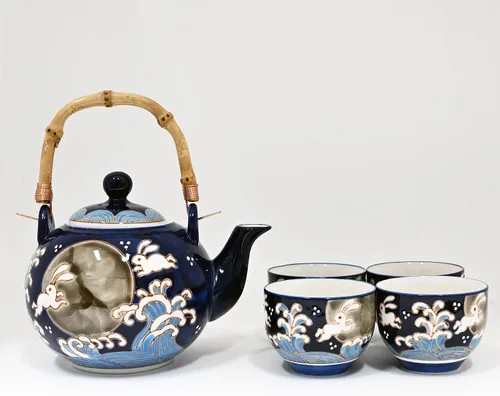 Vista 2 de Juego de té de porcelana con diseño de ondas de conejo de folklore japonés con mango de bambú, tetera de 30 onzas con 4 tazas, azul marino, colador