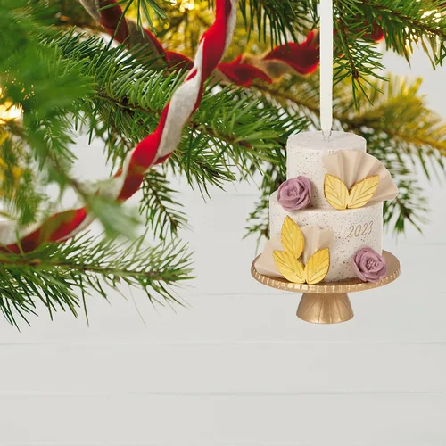 Vista 6 de Hallmark Keepsake Adorno de Navidad 2023, un dulce comienzo, adorno para pastel de boda