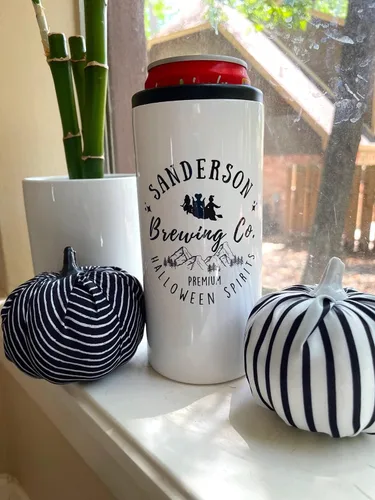 Vista 2 de Halloween Brewing Co - Enfriador de latas delgadas, aislante, calabaza, brujas, regalo espeluznante, blanco, 3 x 6 11 pulgadas