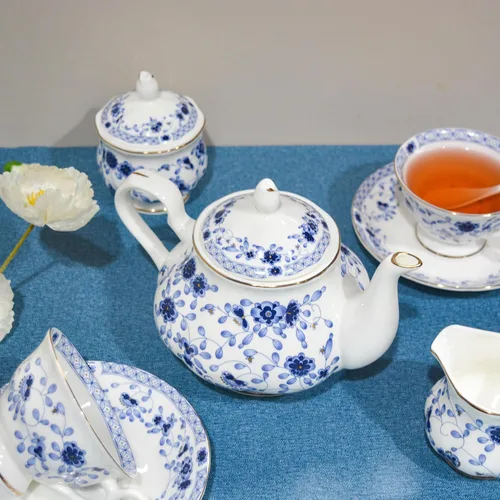 Vista 3 de Juego de té de porcelana de hueso, juego de té de porcelana de 21 piezas para adultos, tazas de té y platillos para 6, con tetera, cucharas, Azul