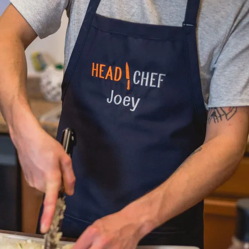 Vista 2 de Delantal personalizado bordado con diseño de jefe de chef Añadir un nombre