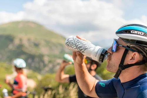 Vista 5 de CamelBak Podium Chill Bike Botella de agua aislada con compresión Negra, 24 onzas